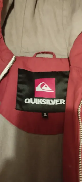 Chaqueta Quiksilver con capucha roja