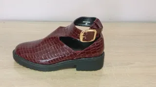 Zapato de mujer burdeos con hebilla dorada