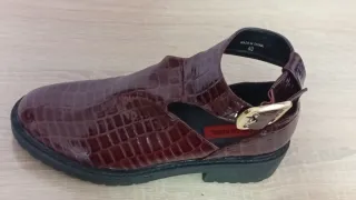 Zapato de mujer burdeos con hebilla dorada