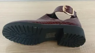 Zapato de mujer burdeos con hebilla dorada