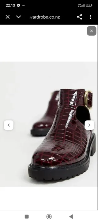 Zapato de mujer burdeos con hebilla dorada