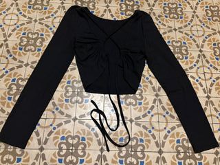 Top negro cruzado fruncido manga larga