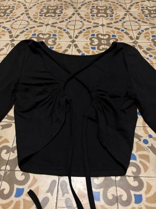 Top negro cruzado fruncido manga larga