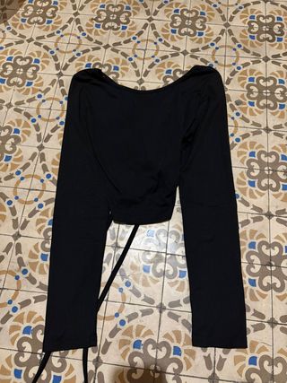 Top negro cruzado fruncido manga larga