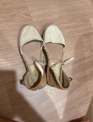 Sandalias beige con cuña de esparto