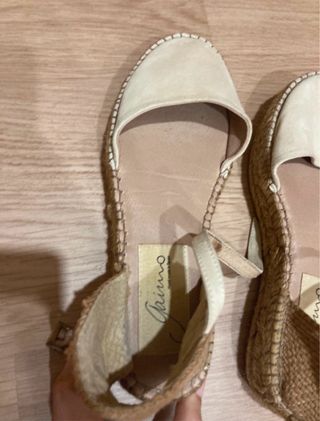 Sandalias beige con cuña de esparto