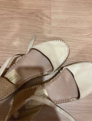 Sandalias beige con cuña de esparto