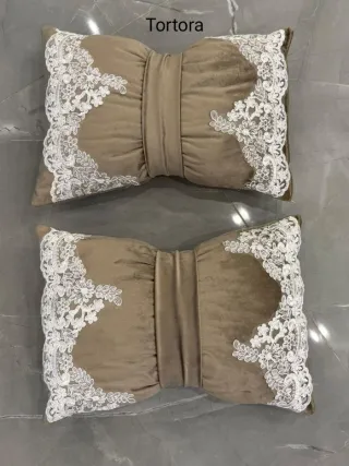 Coppia cuscini decorativi con pizzo