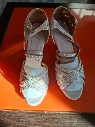 Zapatos de baile dorados con pedrería