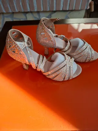Zapatos de baile dorados con pedrería