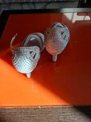 Zapatos de baile dorados con pedrería