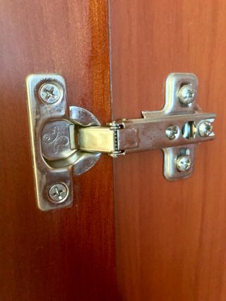 Vitrina madera con estantes de cristal y cajones