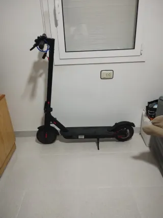 Patinete eléctrico negro y rojo