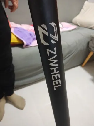 Patinete eléctrico negro y rojo