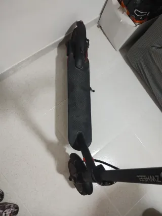 Patinete eléctrico negro y rojo