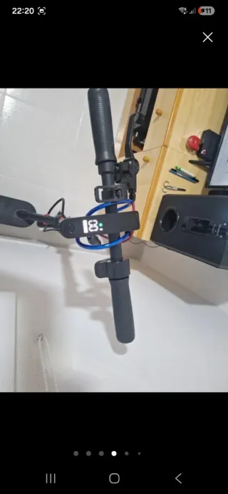 Patinete eléctrico negro y rojo