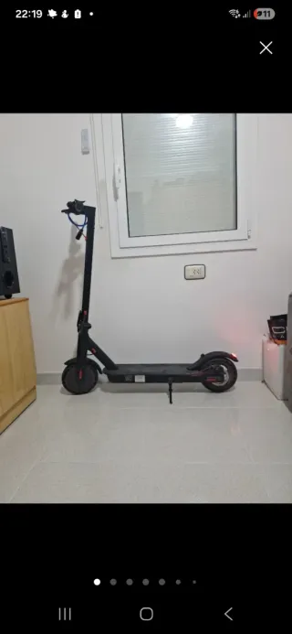 Patinete eléctrico negro y rojo