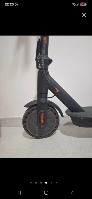 Patinete eléctrico negro y rojo