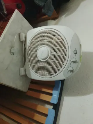 Ventilador blanco de mesa