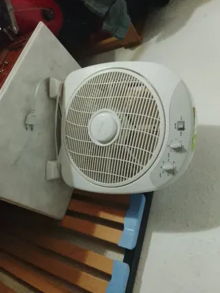 Ventilador blanco de mesa