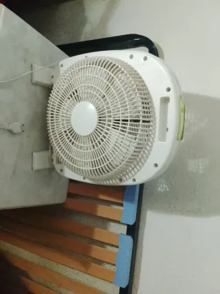 Ventilador blanco de mesa