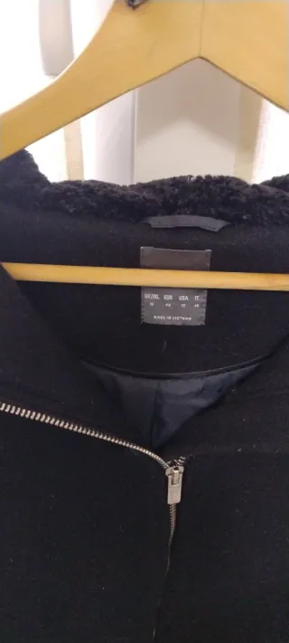 Abrigo de paño negro con capucha