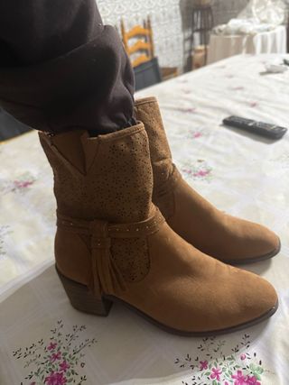 Botines marrones con esfera