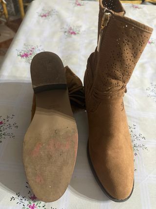 Botines marrones con esfera