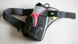Riñonera deportiva con botella