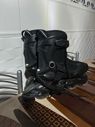 Patines en línea negros.