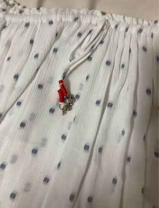 Blusa blanca con lunares azules