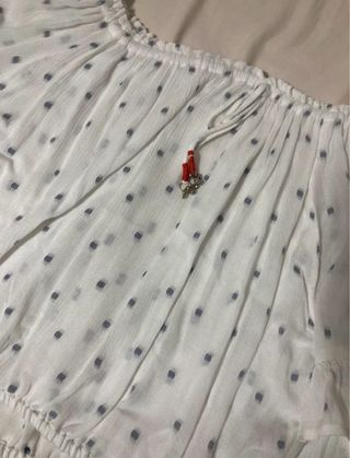 Blusa blanca con lunares azules