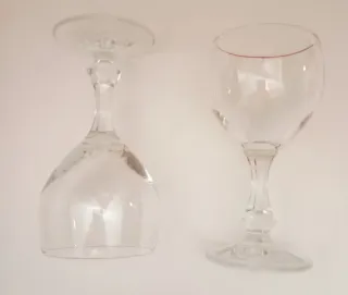 Nove calici vino in vetro