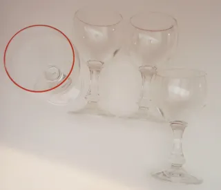 Nove calici vino in vetro