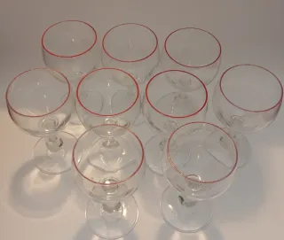 Nove calici vino in vetro