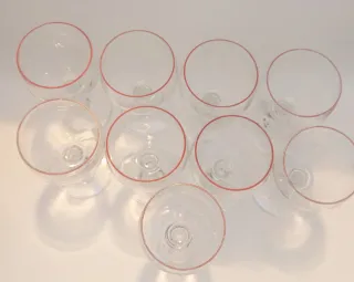 Nove calici vino in vetro