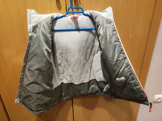 Cazadora de nieve gris y rosa