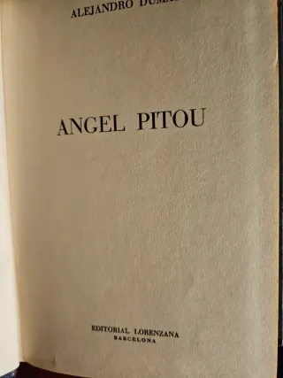 Libro azul con emblema dorado