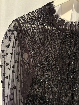 Blusa negra con pedrería y transparencias