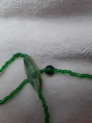 Collar largo de cuentas verdes.