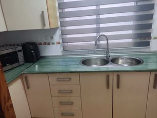 Muebles de cocina beige y blanco