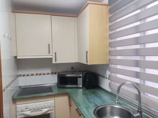 Muebles de cocina beige y blanco