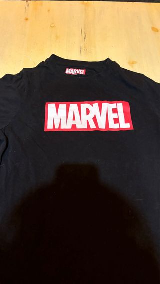 Camiseta Marvel Negra Logo