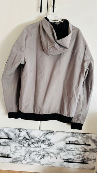 Chaqueta Jack & Jones gris con capucha