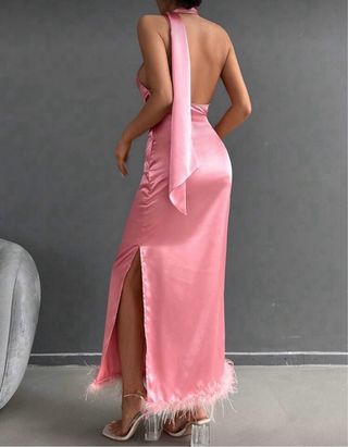 Vestido rosa de fiesta satén con plumas