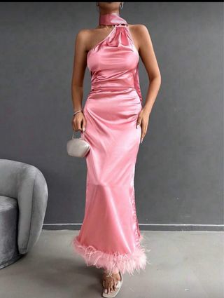 Vestido rosa de fiesta satén con plumas