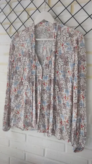 Blusa floral Stradivarius manga larga