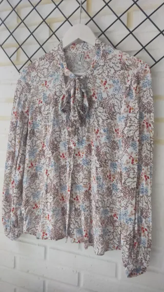 Blusa floral Stradivarius manga larga
