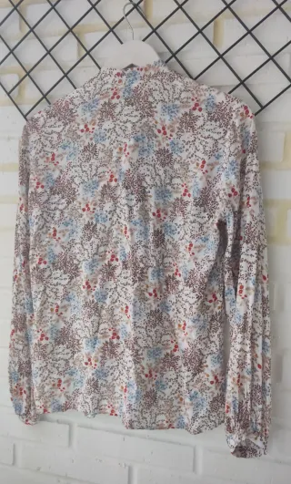 Blusa floral Stradivarius manga larga