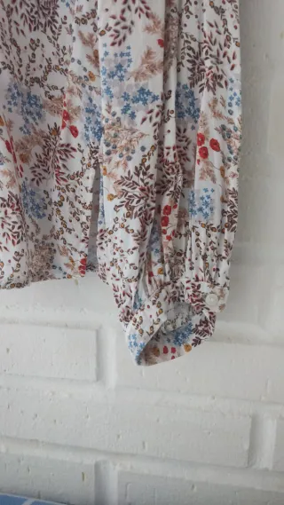 Blusa floral Stradivarius manga larga